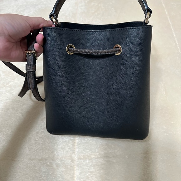 Michael Kors bucket crossbody - Picture 2 of 3